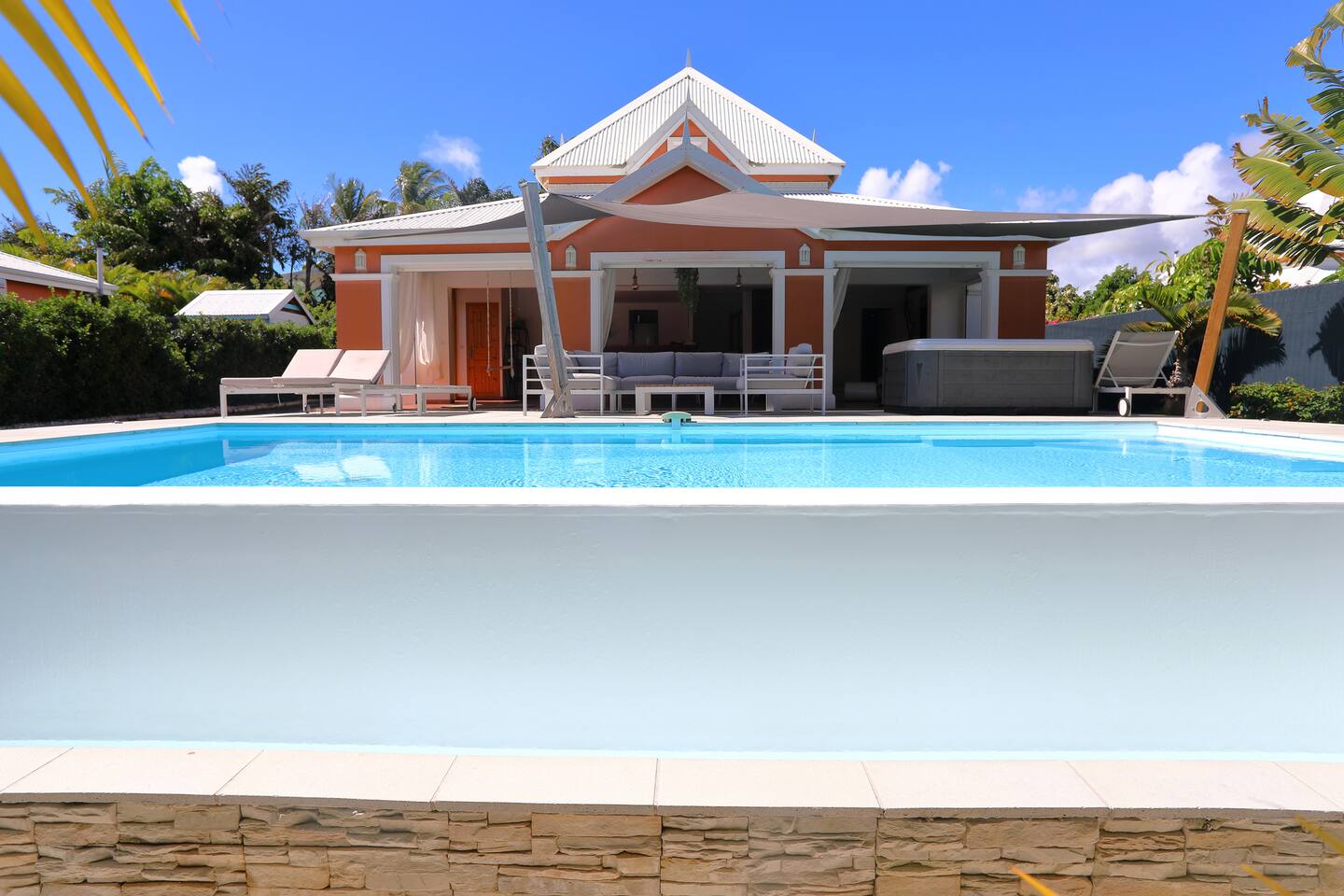 Villa Luminescence, piscine à débordement en Guadeloupe